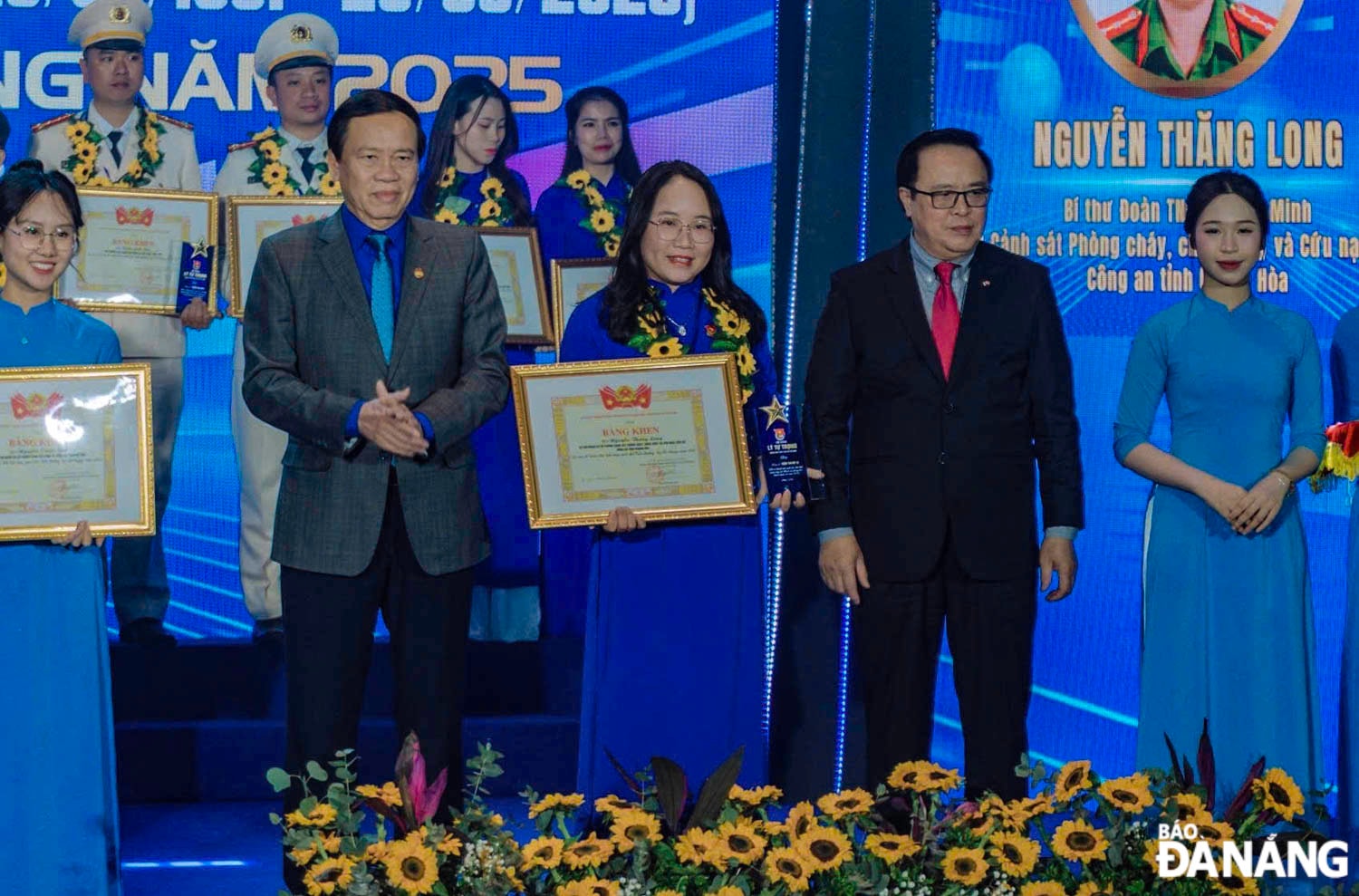 Lê Thị Hồng Tuyết nhận giải thưởng Lý Tự Trọng của Trung ương Đoàn TNCS Hồ Chí Minh