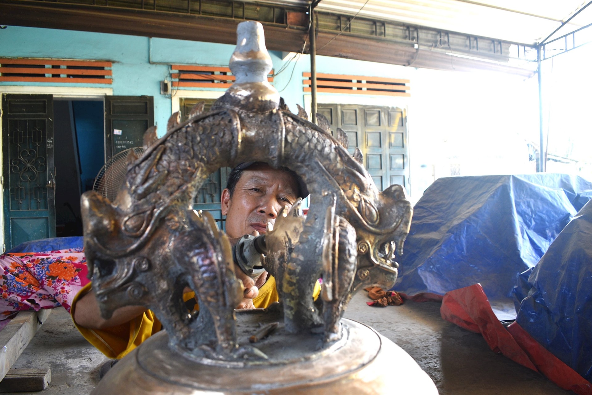សិប្បករបានដុសខាត់ផលិតផលសំរិទ្ធយ៉ាងល្អិតល្អន់។ រូបថត៖ NGUYEN QUYNH