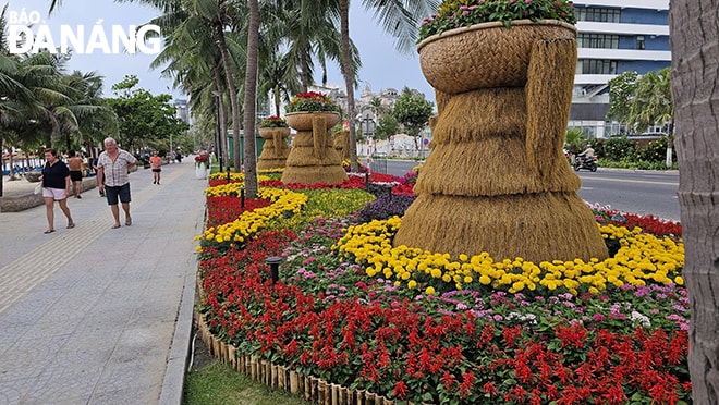Rất nhiều du khách tham quan Đường hoa biển. Ảnh: THÀNH LÂN