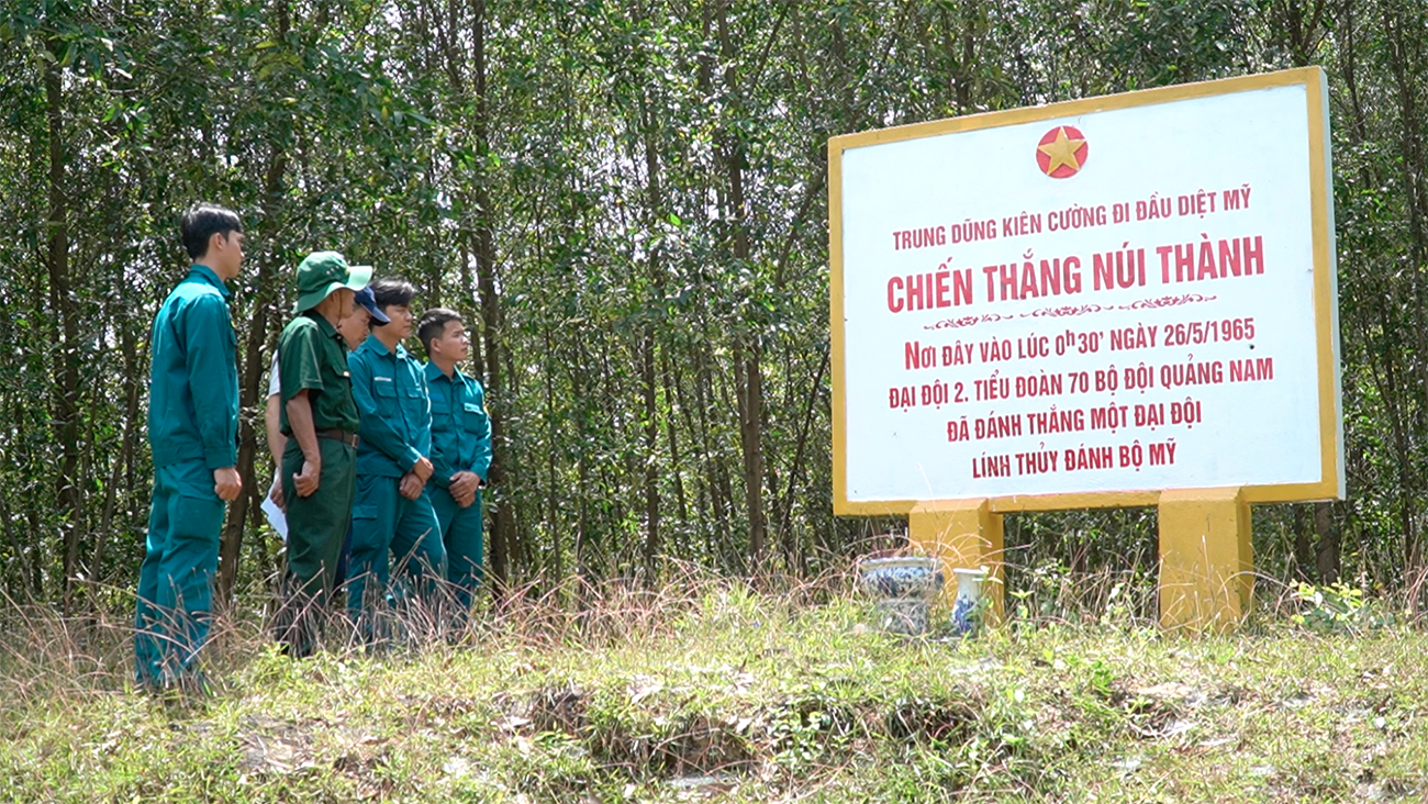 Bia ghi công Trung dũng kiên cường đi đầu diệt Mỹ trong Chiến thắng Núi Thành.