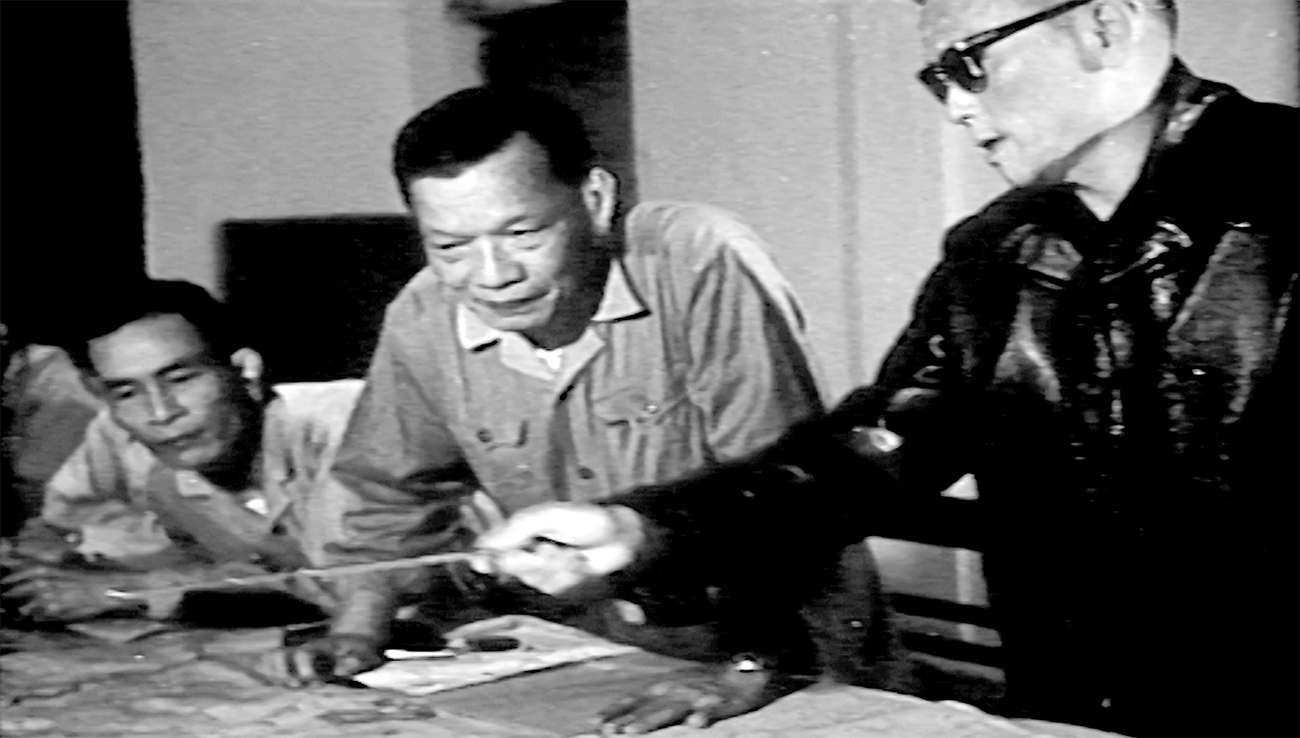 Các đồng chí lãnh đạo bàn bạc phương án tác chiến cho trận Núi Thành.