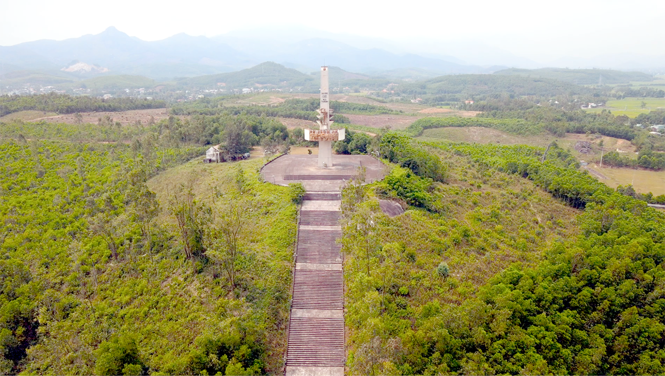 Đồi núi thành bây giờ đã có Tượng đài Chiến thắng Núi Thành lưu dấu trận đánh anh dũng.