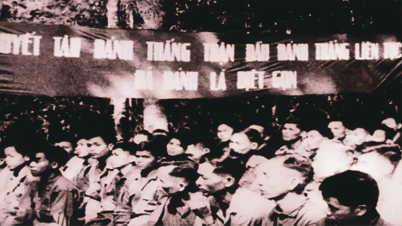 Khẩu hiệu quyết tâm tháng Mỹ trong trận đầu Núi Thành.