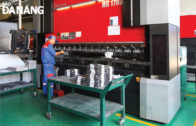 Hoạt động sản xuất tại Công ty TNHH Thương mại - Dịch vụ và Sản xuất Huỳnh Đức (quận Liên Chiểu). Ảnh: MAI QUẾ