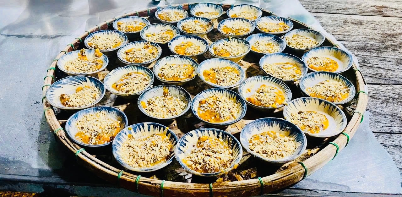 Món bánh bèo lò Củi mộc mạc mà giản dị được nhiều thực khách tìm đến thưởng thức. Ảnh: H.V