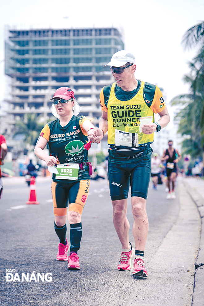 Cô Suzuko Nakata - VĐV vừa khiếm thính vừa khiếm thị đã hoàn thành IRONMAN 70.3 Đà Nẵng.
