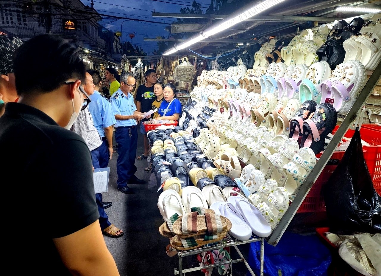 Chi cục Quản lý thị trường Quảng Nam kiểm tra hàng hóa, đấu tranh chống buôn lậu, gian lận thương mại, hàng giả trên địa bàn tỉnh. Ảnh: QUANG VIỆT