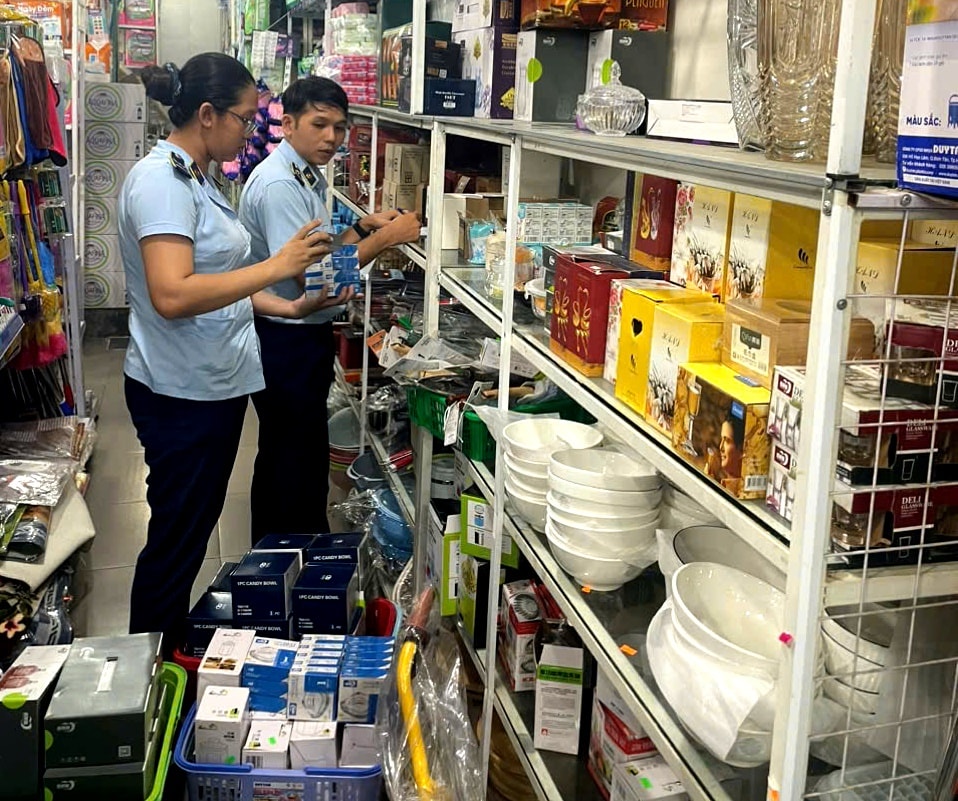 Ngành chức năng kiểm tra, xử lý vụ buôn lậu, gian lận thương mại, hàng giả trên địa bàn tỉnh. Ảnh: QUANG VIỆT