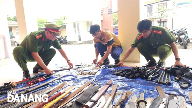 Lực lượng công an tổ chức tiêu hủy vũ khí, vật liệu nổ, công cụ hỗ trợ và pháo do người dân giao nộp trên địa bàn quận Thanh Khê. Ảnh: P.V