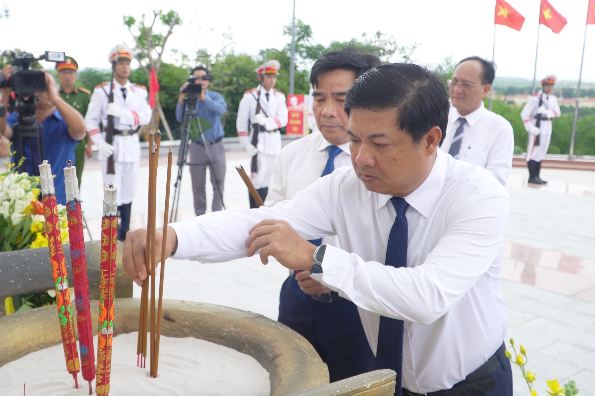 bi-thu-tinh-uy-luong-nguyen-minh-triet-thap-huong.jpg