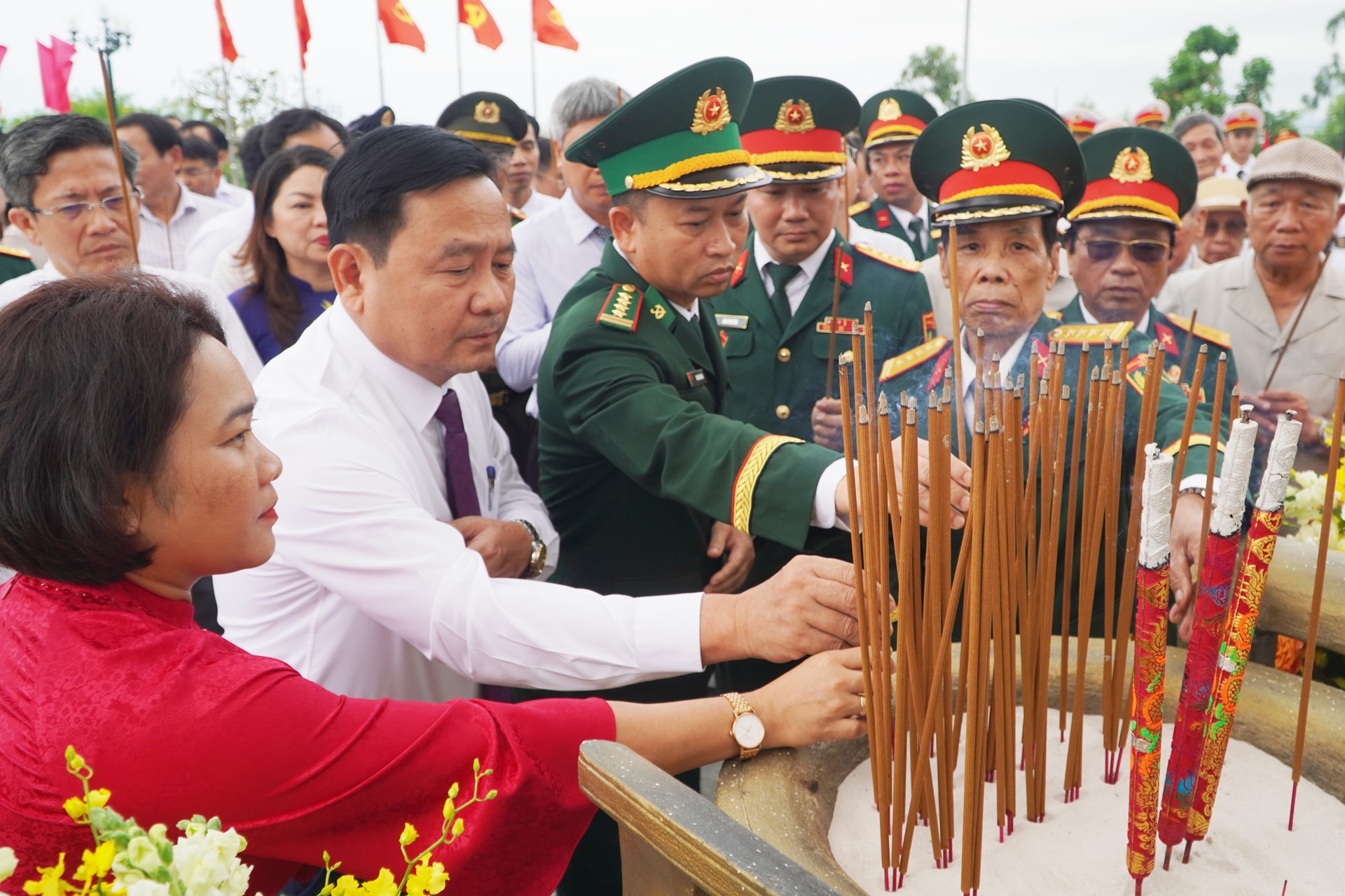 cac-dai-bieu-dan-huong.jpg