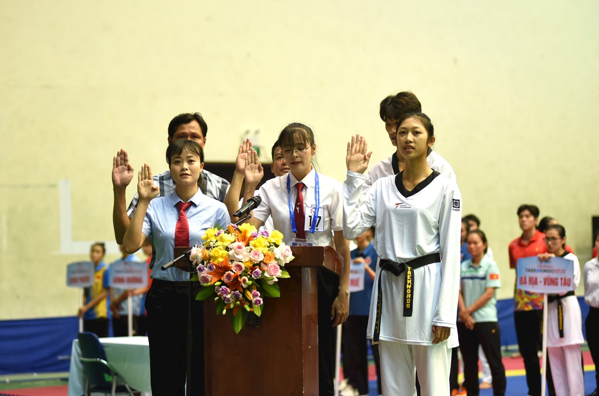 Đại diện trọng tài, vận động viên tuyên thệ. Ảnh: TƯỜNG VY