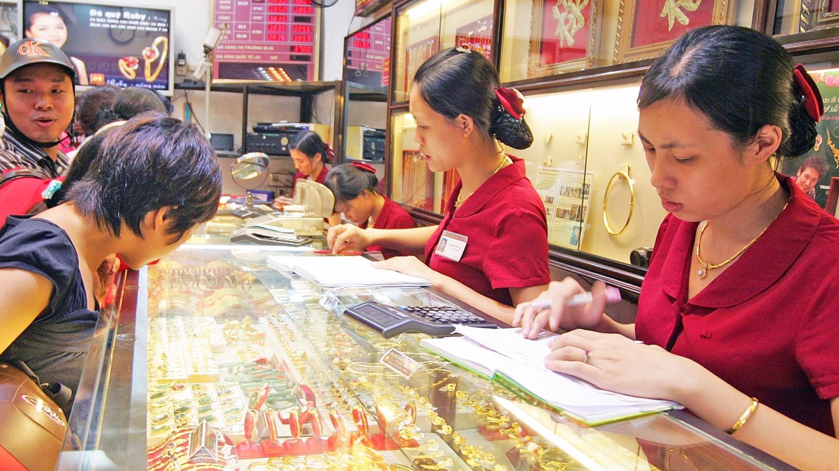 Giá vàng chiều nay 26 5 2025 tiếp tục rơi tự do, bay hơi 2,5 triệu đồng lượng, lại xuất hiện đáy mới