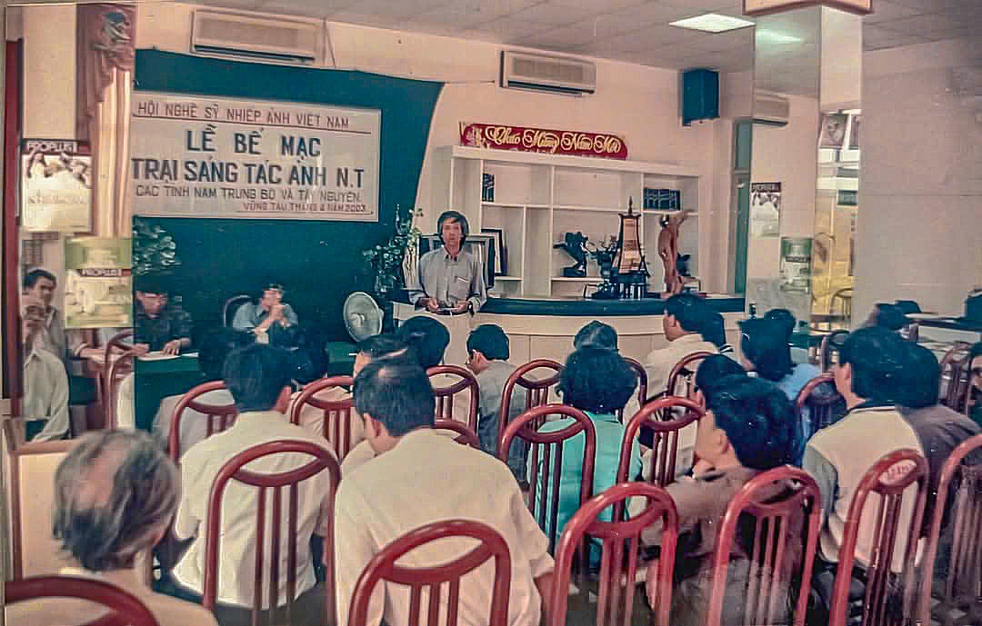 Tác giả bài viết báo cáo kết quả thu hoạch sau đợt dự trại sáng tác. Ảnh Nguyễn Điện Ngọc