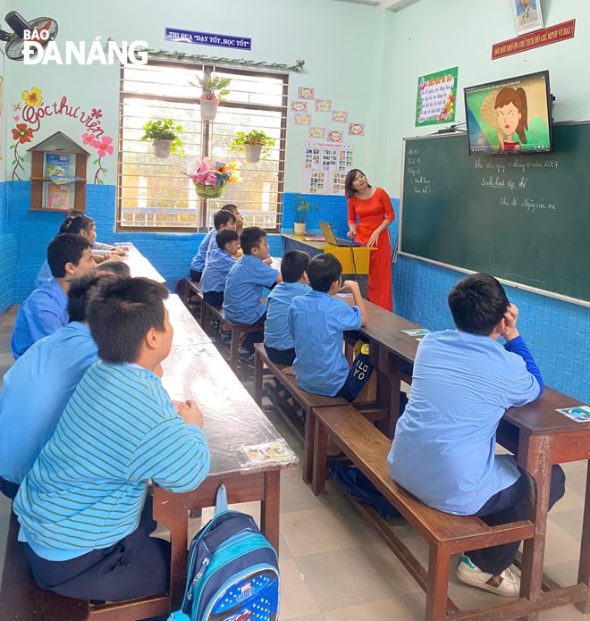 Cô Lê Thị Giang tâm huyết với từng giờ giảng dạy tại Trung tâm.  Ảnh: THIÊN AN