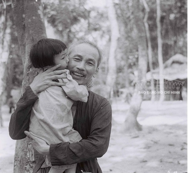 Chủ tịch Hồ Chí Minh luôn dành những tình yêu thương nhất cho các cháu thiếu nhi (Việt Bắc, năm 1950). Ảnh tư liệu