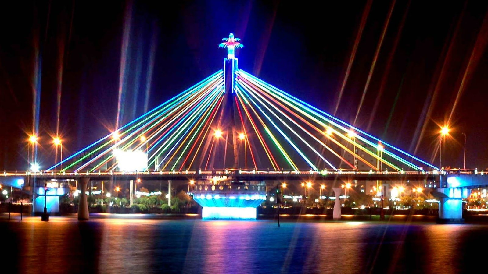 Cầu Sông Hàn Đà Nẵng: Lịch quay và top điểm ngắm cầu quay đẹp nhất 2025 – DIFF 2025