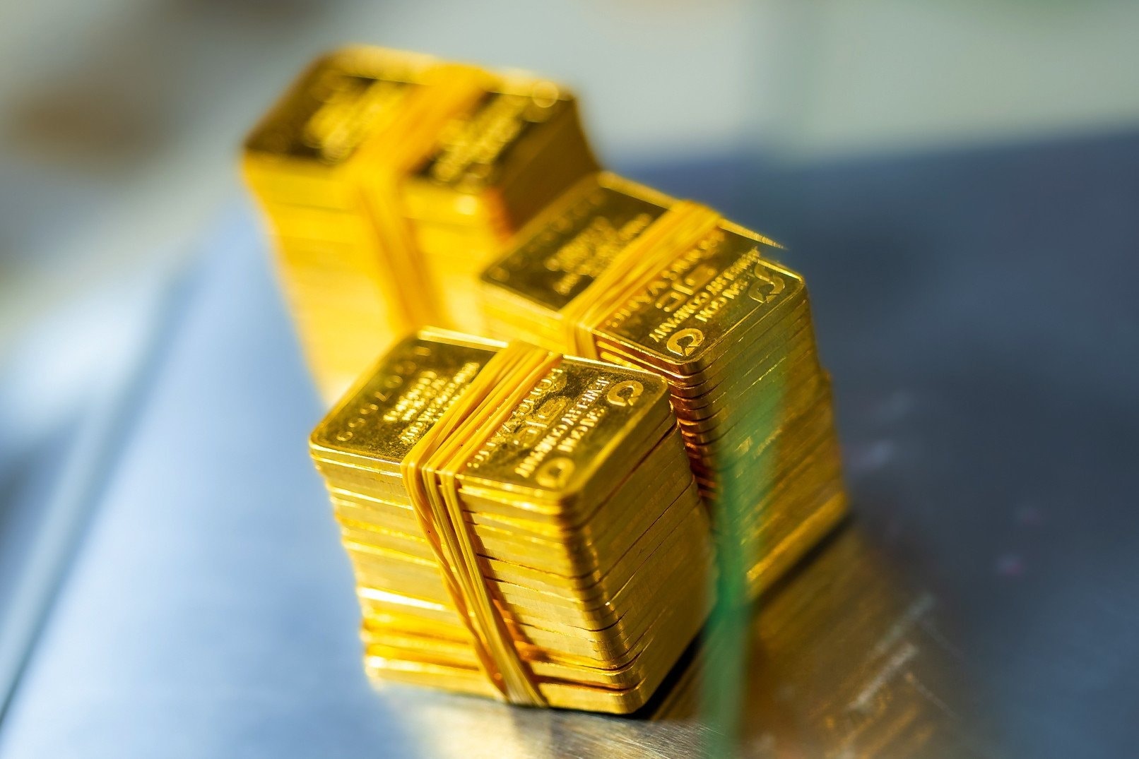 Le prix de l'or cet après-midi 27/05/2025, les prix nationaux et mondiaux de l'or ont chuté simultanément, prolongeant la baisse