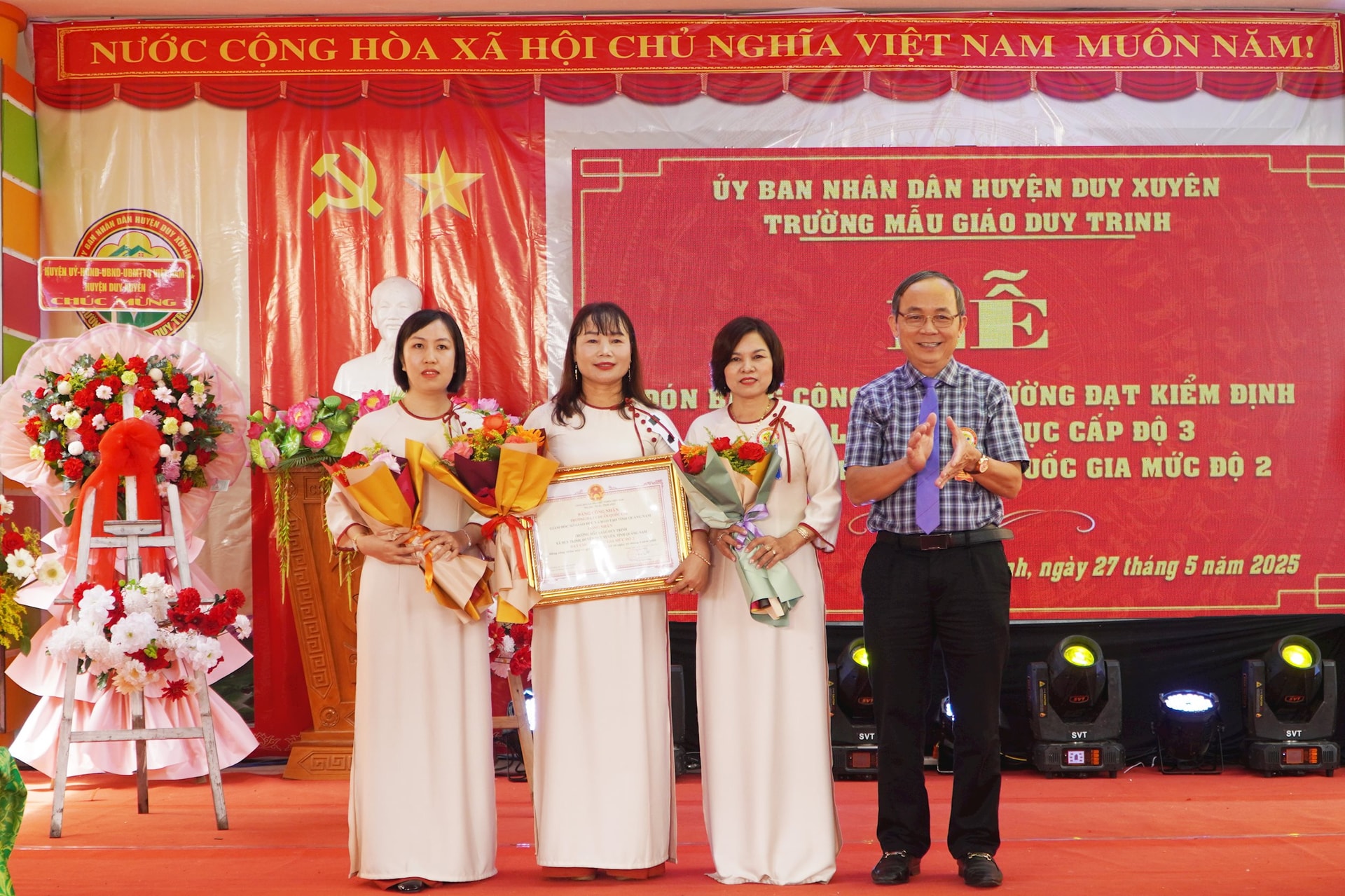 Lãnh đạo huyện Duy Xuyên trao bằng công nhận cho Ban giám hiệu Trường Mẫu giáo Duy Trinh
