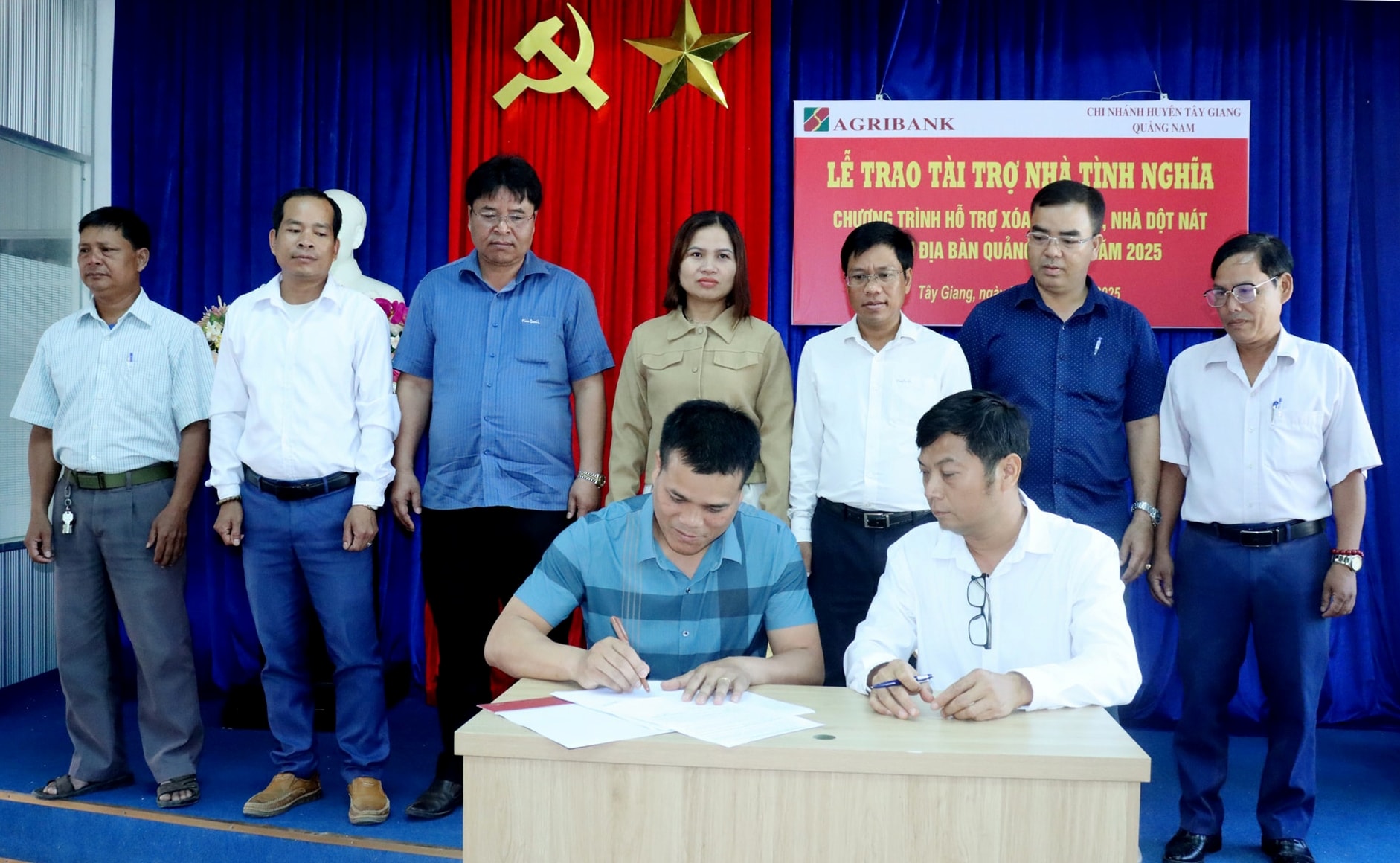 agribank-chi-nhanh-huyen-tay-giang-va-lanh-dao-3-xa-avuong-atieng-lang-ky-ket-bien-ban-tai-tro(1).jpg