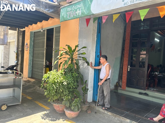 Ông Lê Văn Diêu đang đứng trước căn nhà được gia đình đề nghị cấp đổi sổ đỏ. Ảnh: KHÁNH HUYỀN