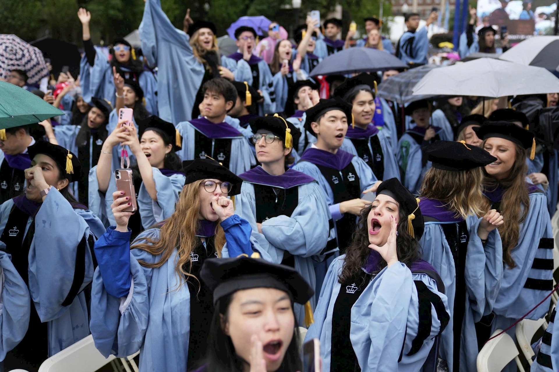 Sinh viên dự lễ lễ tốt nghiệp của Đại học Columbia, bang Manhattan của Mỹ vào ngày 21/5/2025. Ảnh: AP