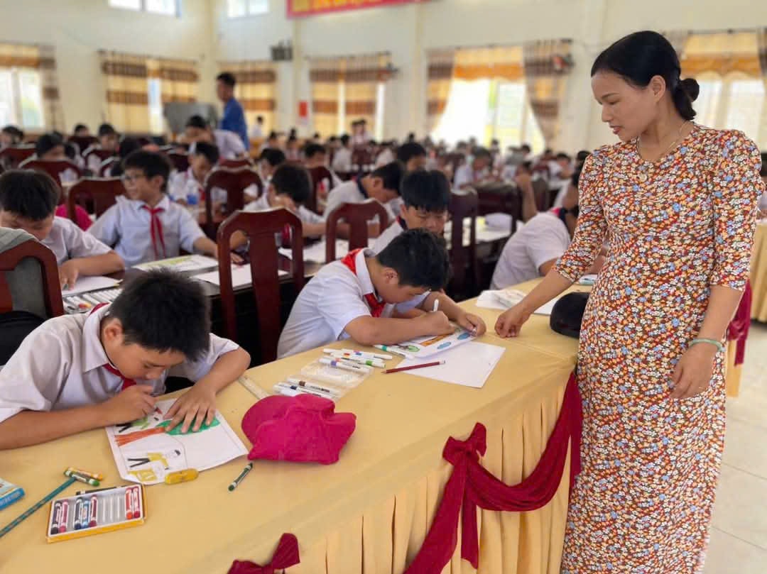 Các em học sinh vẽ tranh về thông điệp bảo vệ môi trường. Ảnh: HUYỆN ĐOÀN THĂNG BÌNH