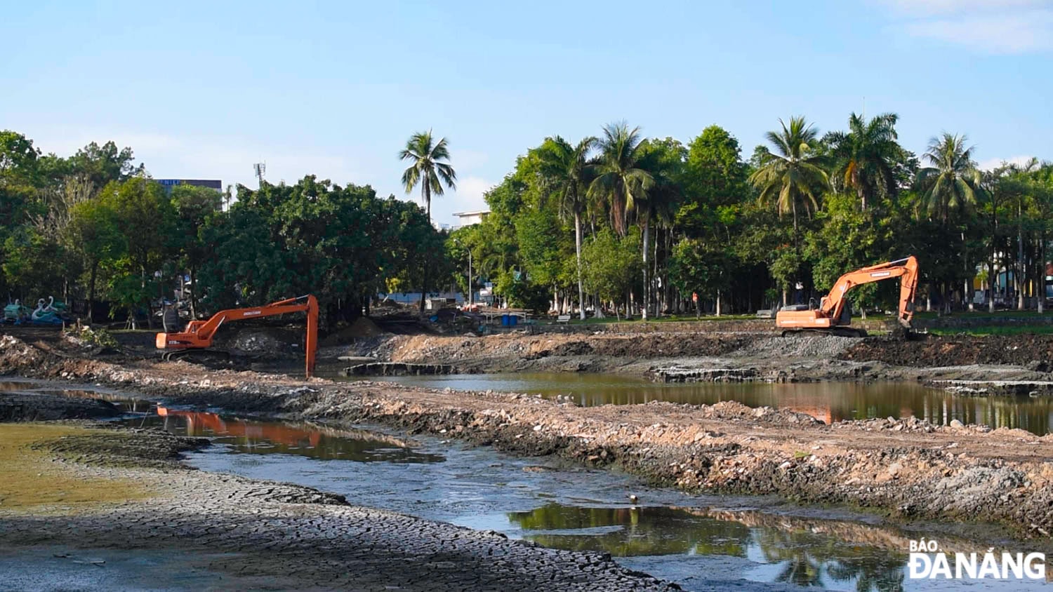 Đơn vị đang triển khai thi công nạo vét lòng hồ Công viên 29-3.