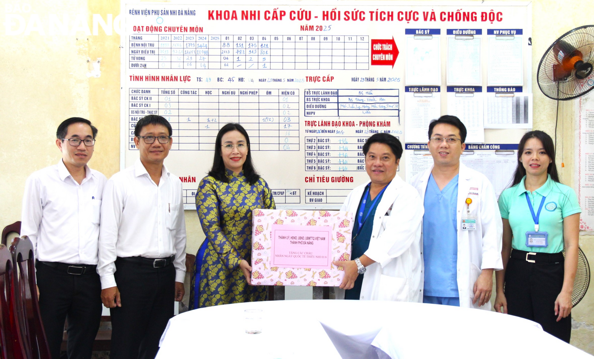 Phó Chủ tịch UBND thành phố Nguyễn Thị Anh Thi (thứ ba, bên trái sang) đến thăm, tặng quà cho bệnh nhi tại Khoa Hồi sức nhi, Bệnh viện Phụ sản – Nhi Đà Nẵng. Ảnh: NGỌC QUỐC