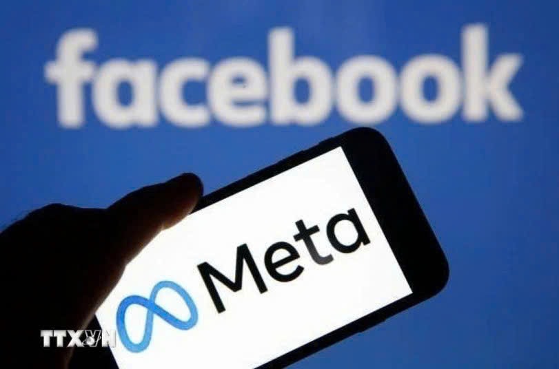 Biểu tượng Meta và Facebook trên màn hình điện thoại thông minh. (Ảnh: Getty Images/TTXVN)