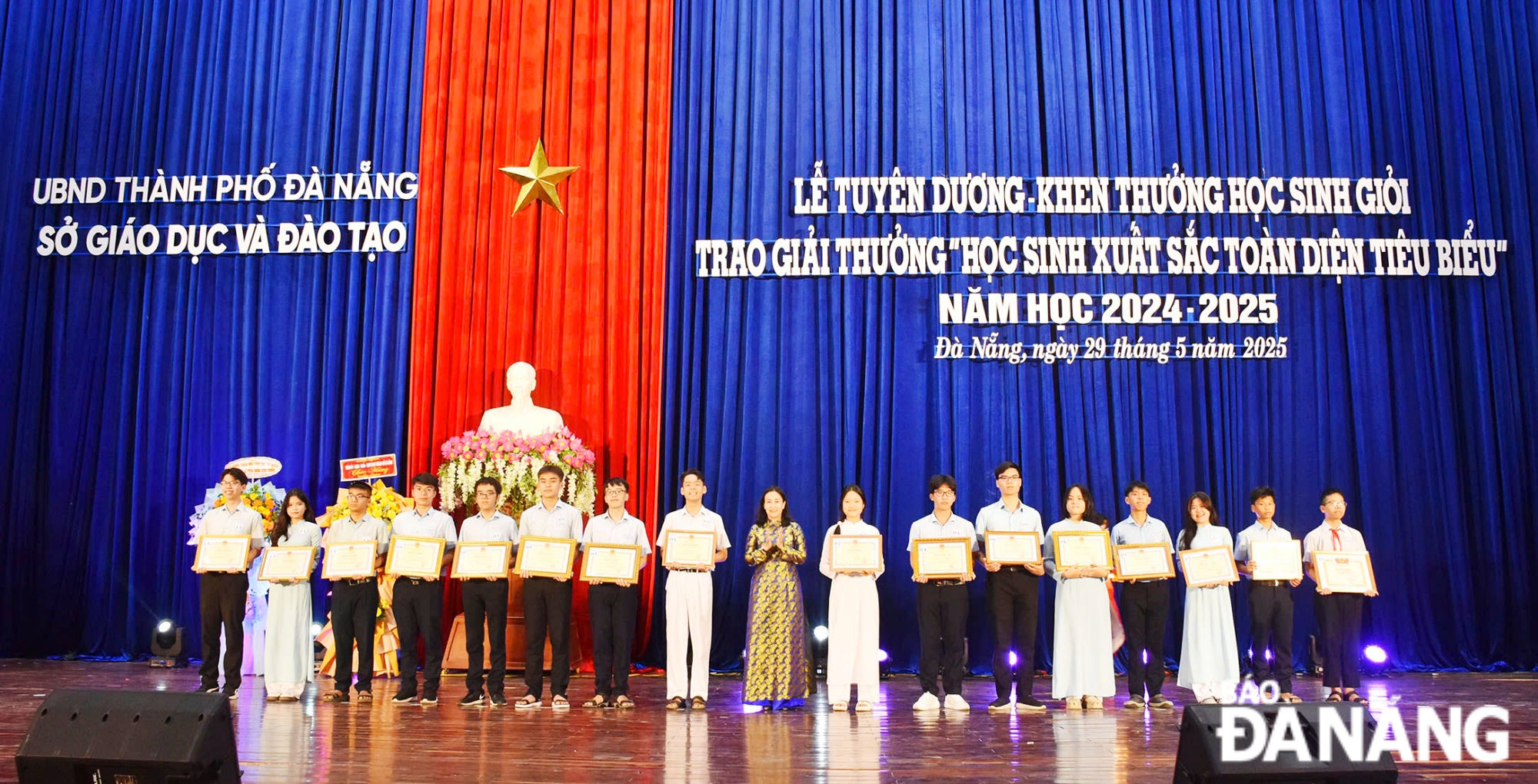 Phó Chủ tịch UBND thành phố Nguyễn Thị Anh Thi trao khen thưởng cho các học sinh có thành tích xuất sắc. Ảnh: THU HÀ.