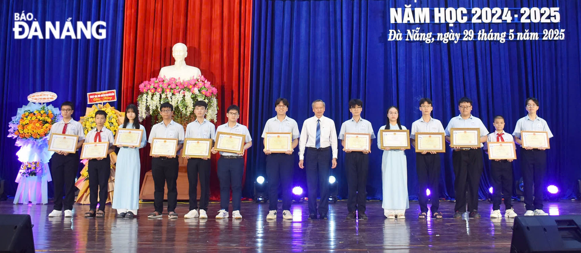 Phó Chủ tịch HĐND thành phố Đoàn Ngọc Hùng Anh trao khen thưởng cho các học sinh có thành tích xuất sắc trong năm học 2024-2025. Ảnh: THU HÀ.