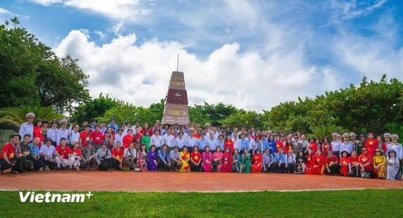 Đoàn công tác trên đảo Trường Sa. (Nguồn: Vietnam+)