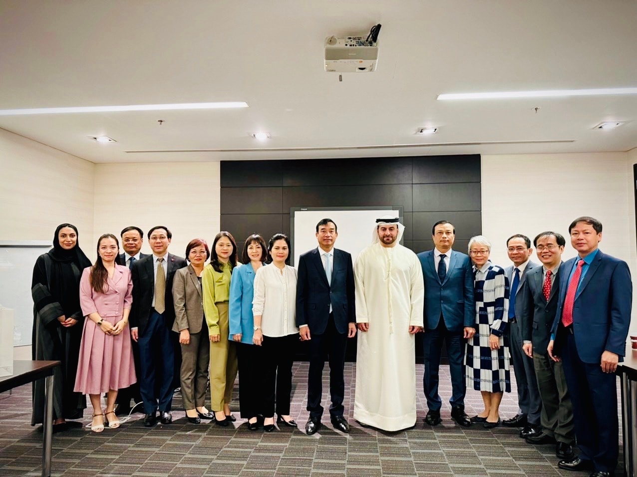 đoàn công tác của thành phố Đà Nẵng làm việc với Hãng hàng không Emirates Airlines