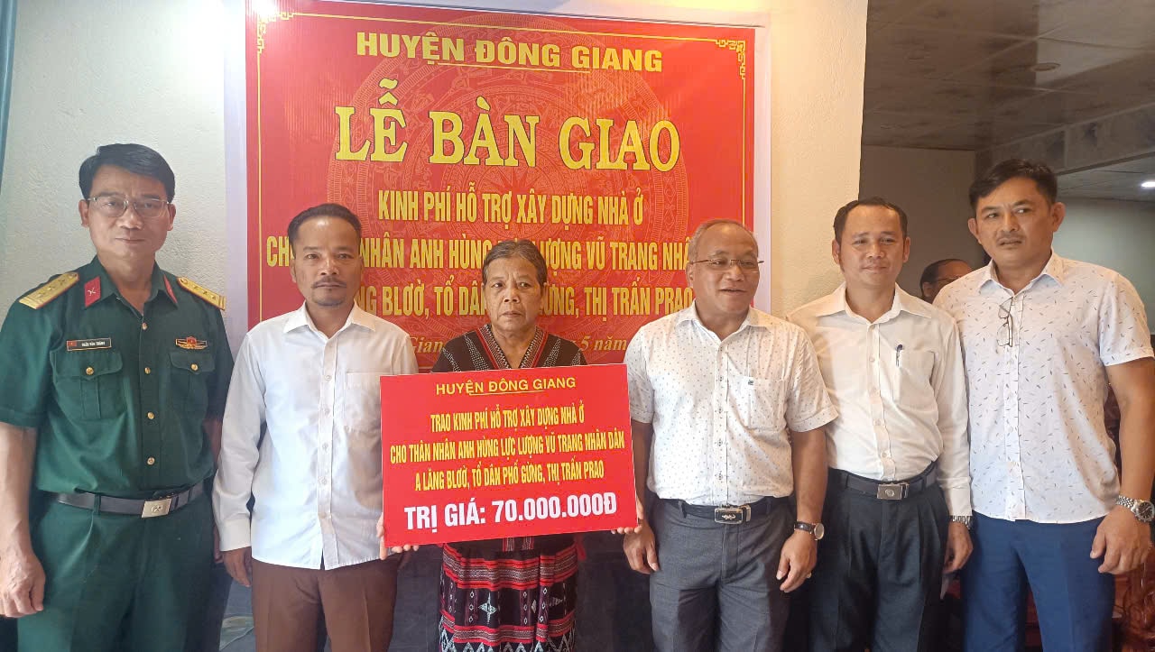 Bezirk Dong Giang übergibt Gelder an Angehörige von Militärhelden