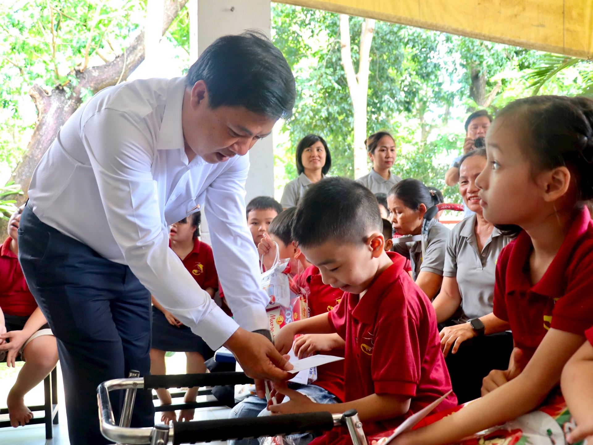 Provincial Party Secretary Luong Nguyen Minh Triet presents gifts to encourage children at the center on International Children's Day. Photo: QUOC TUAN