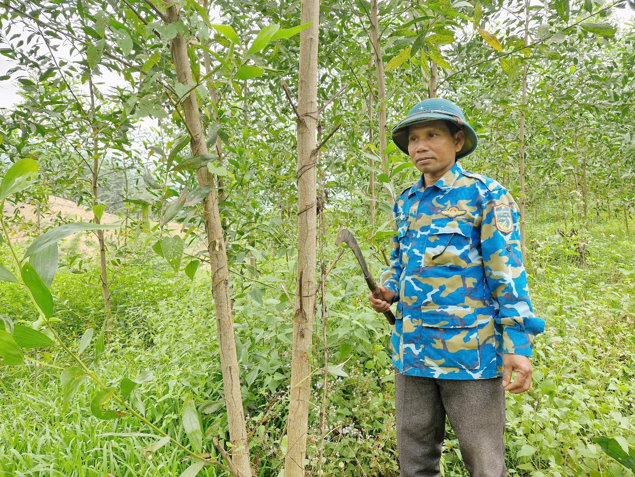 Ông Ka Phu Beng thường xuyên túc trực và chuẩn bị các dụng cụ chữa cháy, sẵn sàng xử lý khi sự cố cháy rừng xảy ra