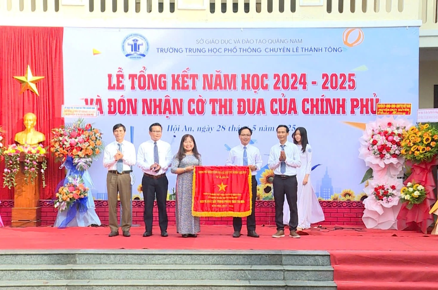 Le Thanh Tong Vinh Du Nhan High School erhält staatlichen Wettbewerbspreis.jpg