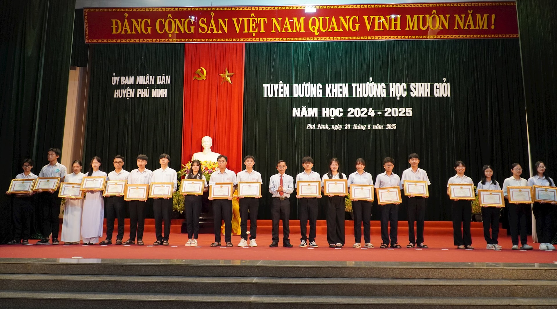 លោក ផុន និញ ១.២