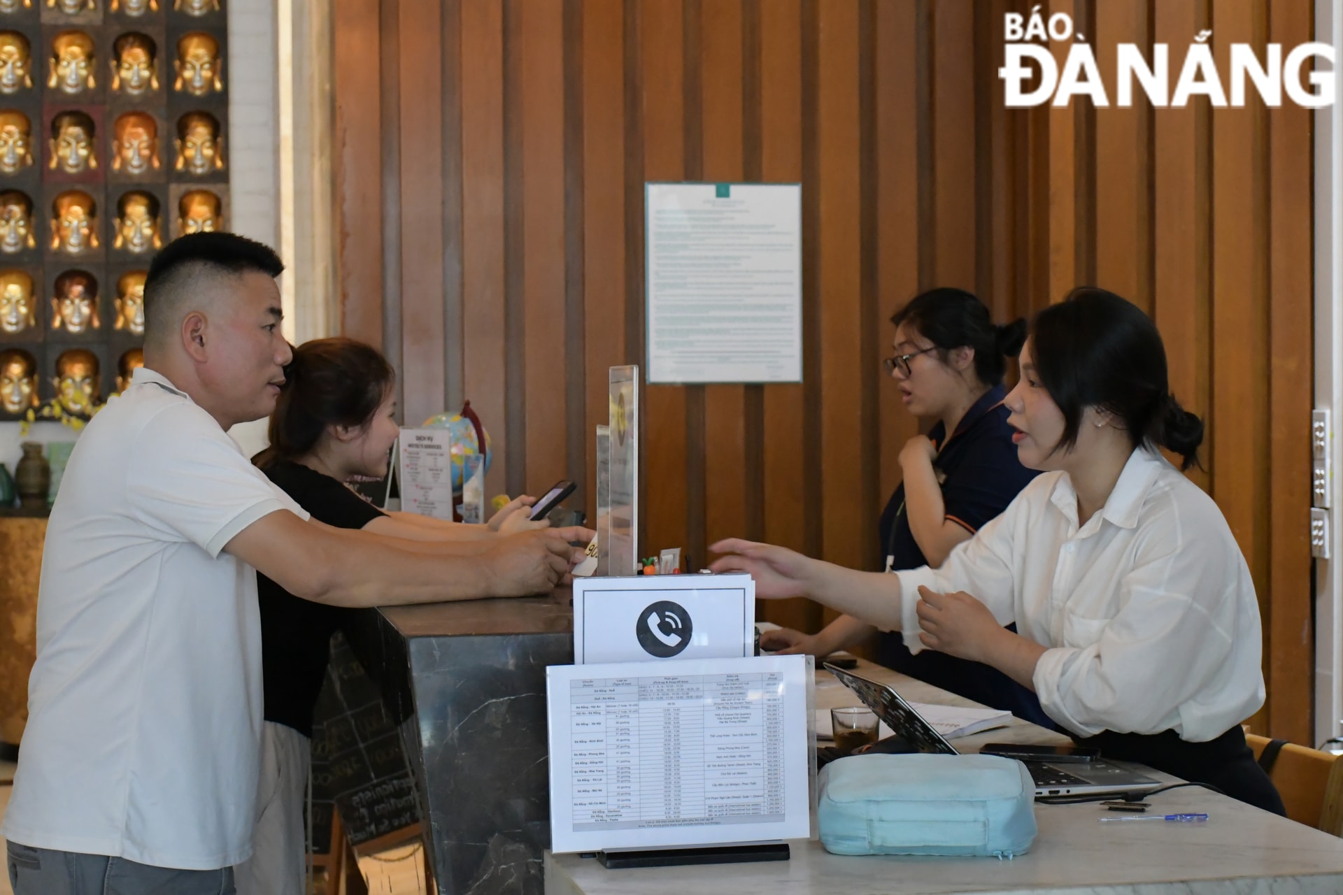Một ngày trước lễ khai mạc, nhiều du khách đến check-in tại khách sạn Star City Hotel & Apartment By Haviland. Ảnh: TIỂU YẾN