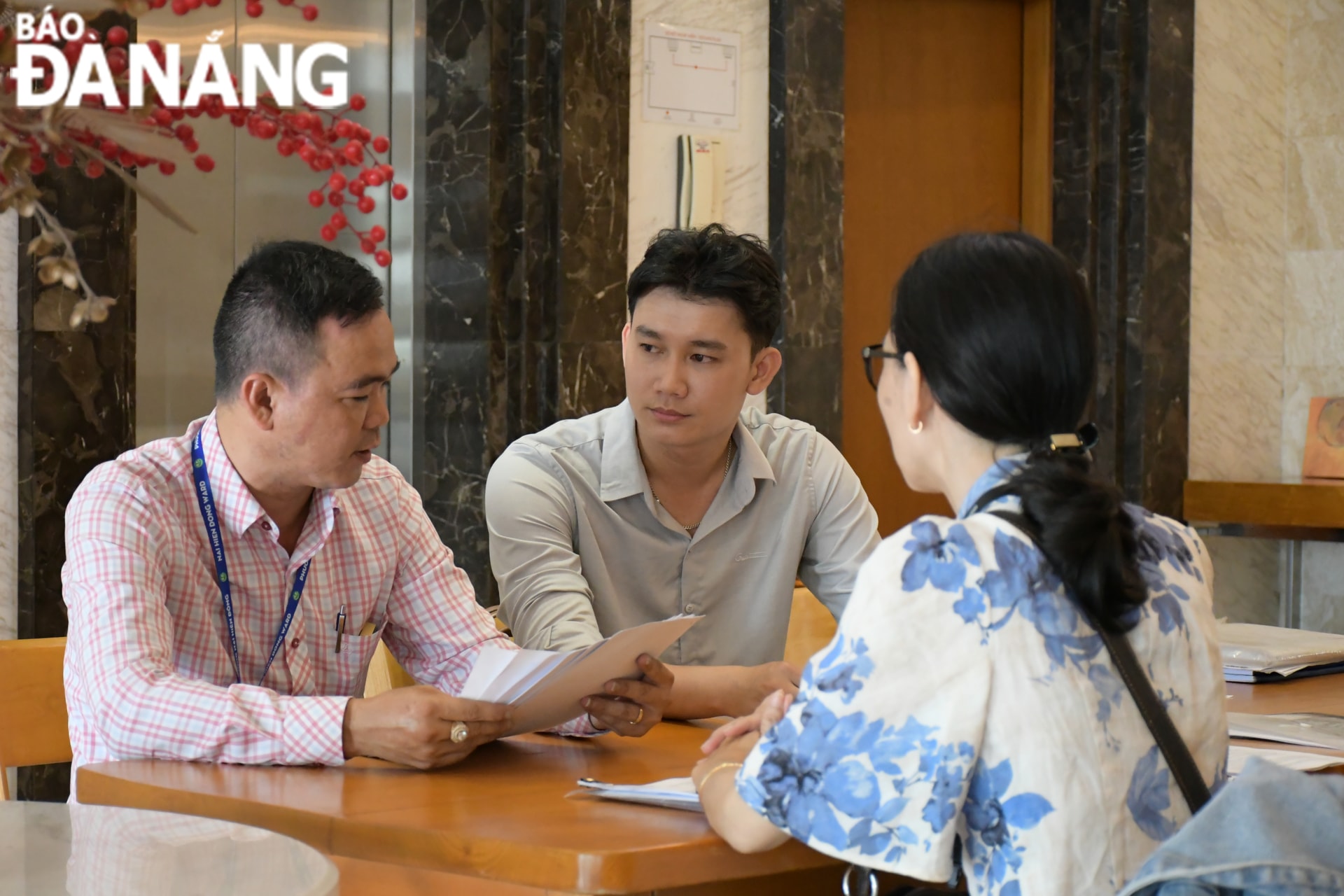 Đoàn Kiểm tra liên ngành quận Sơn Trà kiểm tra việc kê khai giá, công khai thông tin về giá, niêm yết giá, sử dụng hóa đơn theo quy định tại các cơ sở, điểm kinh doanh dịch vụ lưu trú trên địa bàn. Ảnh: TIỂU YẾN