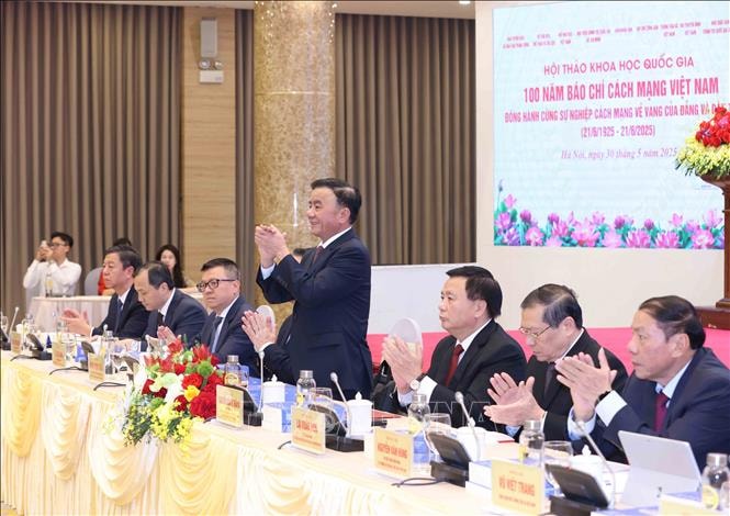 Thường trực Ban Bí thư Trần Cẩm Tú cùng các đồng chí tham gia chủ trì hội thảo. Ảnh: Phương Hoa/TTXVN