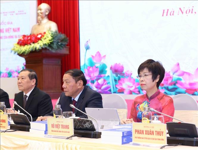 Tổng giám đốc TTXVN Vũ Việt Trang cùng các đại biểu tham gia chủ trì hội thảo. Ảnh: Phương Hoa/TTXVN