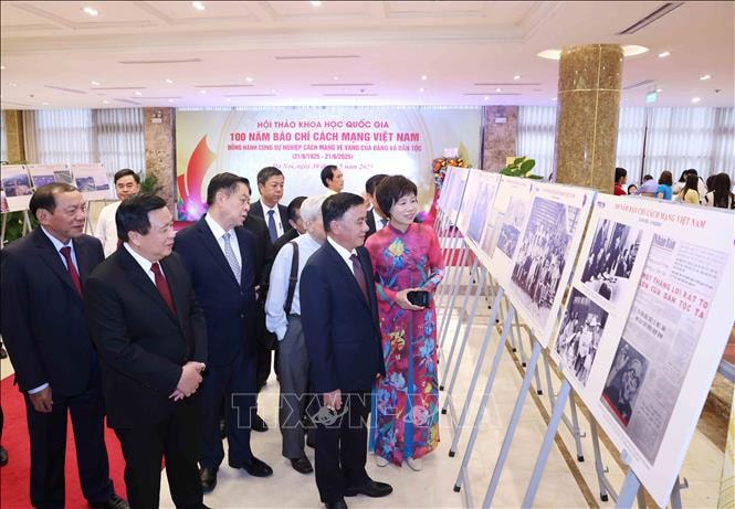 Tổng Giám đốc TTXVN Vũ Việt Trang giới thiệu trưng bày ảnh chuyên đề 