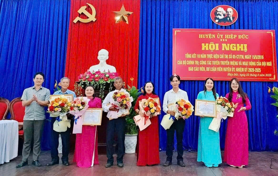Ông Trần Ngoạn Kiếm (thứ hai từ trái qua) và các cá nhân được khen thưởng tại hội nghị tổng kết 10 năm thực hiện Chỉ thị 05. Ảnh: GIA PHÚC