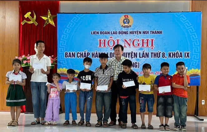 សហព័ន្ធការងារស្រុក Nui Thanh ផ្តល់អំណោយដល់កុមារ។ រូបថតរបស់ VAN PHIN
