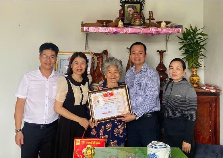 Trao bằng mừng thọ. Ảnh VĂN PHIN