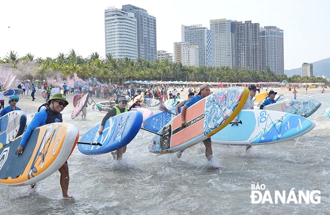 Chèo SUP là hoạt động được phép triển khai ở khu vực sông Hàn và các khu vực biển ven bờ trên địa bàn thành phố.  Ảnh: HÀ THU