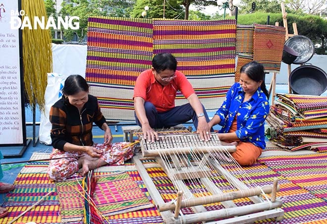 Làng nghề dệt chiếu Cẩm Nê đang bị mai một do quá trình đô thị hóa. Trong ảnh: Nghề dệt chiếu Cẩm Nê tham gia trưng bày tại triển lãm Đà Nẵng xưa và nay. Ảnh: ĐOÀN HẠO LƯƠNG