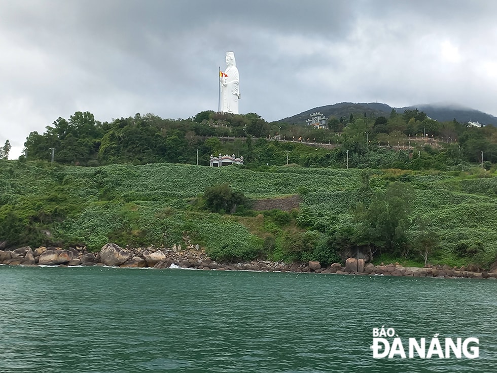 Chùa Linh ứng ở bán đảo Sơn Trà nhìn từ biển